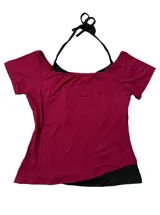 Remera bordó de manga corta con diseño de hombros descubiertos (off-shoulder) y un detalle superpuesto tipo bikini negro en el cuello. Cuenta con un estampado gráfico frontal de estilo vintage con flores y texto.
