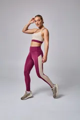 Calza deportiva larga color verde militar, de tiro alto y largo hasta el tobillo.