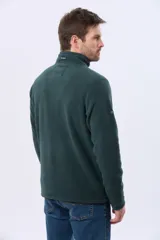 Buzo polar de abrigo en color verde oscuro, con cuello alto y medio cierre frontal. Presenta un bolsillo vertical en el pecho y bolsillos laterales, ideal para climas fríos.