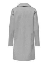 Blazer largo de corte recto y estilo minimalista, confeccionado en tejido de punto gris melange. Presenta cuello con solapas, cierre frontal de dos botones y dos bolsillos frontales de parche.