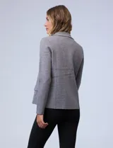 Cardigan tejido color borgoña, marca Elle. Con cuello con solapa, abertura central con botones y bolsillos simulados en la parte delantera.