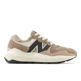Championes New Balance 5740 color beige con detalles en marrón y negro. Capellada de gamuza y malla, entresuela de espuma EVA y suela de goma.