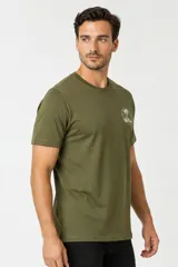 Remera de manga corta y cuello redondo, color blanco, de corte holgado, con estampa pequeña de un velero en el pecho.