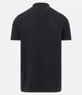 Polo de hombre color gris oscuro, corte comfort, confeccionada en tejido modal texturizado. Tiene cuello inglés, cremallera en el pecho y mangas cortas.