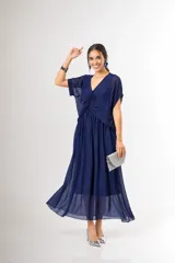 Vestido midi de seda italiana color azul marino, con escote en V, mangas cortas fluidas y sobrecapa fruncida en el pecho. Presenta falda con caída ligera y elástico en la cintura.