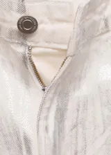 Pantalón de jean tipo wideleg con acabado metalizado, tiro bajo, cierre frontal de cremallera y botón, y diseño de cinco bolsillos.
