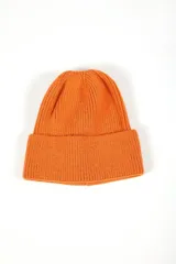Gorro de lana tejido color naranja.