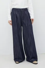 Pantalón de jean azul oscuro de tiro alto, con diseño holgado de pierna ancha, pinzas en la cintura y costuras a la vista.