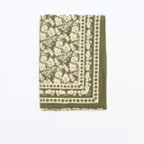 Foulard cuadrado de gran tamaño con estampado floral y borde geométrico en tonos verde oliva y crema.