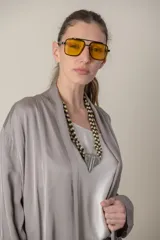 Túnica italiana larga en satén de seda color azul marino liso, de corte suelto con bolsillos laterales.