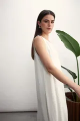 Vestido largo sin mangas, color verde militar, con cuello redondo y costura central vertical en contraste.