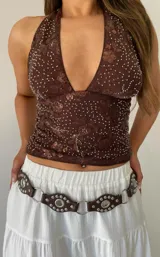Top halter de malla color marrón con escote profundo, decorado con lentejuelas y pedrería brillante en un patrón floral.