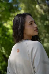 Remera color crudo de waffle finito, suave y liviana, de corte amplio y mangas raglán. Presenta un bordado pequeño en la espalda.