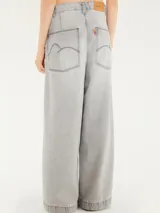 Pantalón de jean celeste de corte ancho.