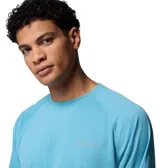 Remera deportiva de manga larga Columbia modelo PFG Solar Stream, color celeste, con tecnologías Omni-Wick y Omni-Shade para protección solar y absorción de humedad.