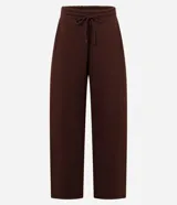 Pantalón de jogging marrón de algodón con forro de polar, corte amplio tipo barrel, cintura elástica con cordón de ajuste y bolsillos laterales.