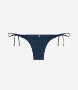 Bombacha de bikini negra con lazos laterales ajustables y detalles de pespuntes contrastantes. Cuenta con herrajes metálicos dorados en los extremos de los lazos.