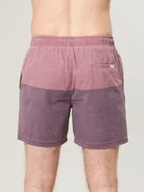 Short de baño color borgoña con cintura elastizada y cordón de ajuste.