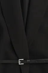 Blazer de sarga color negro con solapas de muesca, frente cruzado y cinturón fino ajustable con hebilla metálica. Presenta bolsillos delanteros ribeteados con solapa y diseño forrado.