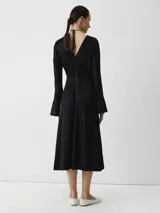 Vestido midi negro de seda con pespuntes a contratono en la parte delantera y mangas acampanadas.