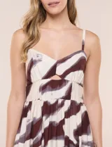 Vestido largo con estampado animal print abstracto en tonos marrón y crudo, tirantes finos ajustables, escote en V con abertura central y falda fluida de corte maxi.