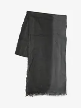 Bufanda rectangular de color negro con estampado abstracto y flecos cortos en los extremos.