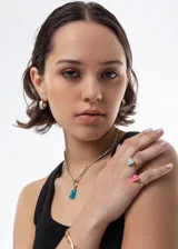 Collar dorado con cadena de eslabones y dije de oso de gomita color celeste.