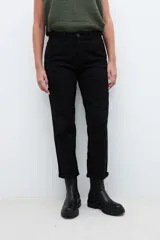 Pantalón chino color marrón con bolsillos laterales y traseros.