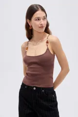Musculosa de viscosa al cuerpo con cuello redondo y breteles finos decorados con cuentas.
