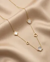 Collar de acero con baño de oro, compuesto por una cadena fina con dijes en forma de flor distribuidos a lo largo de la misma, con incrustaciones de nácar y circonia.