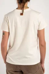 Remera de algodón peinado color marfil, de manga corta y corte al cuerpo, con escote en V ribeteado con hilo dorado.