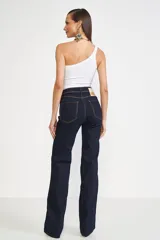 Musculosa blanca de un solo hombro, de tejido acanalado y corte ajustado.