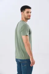 Remera básica azul marino de manga corta, con escote en V, calce cómodo y detalle de logo bordado en el pecho.