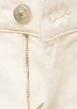 Jeans de corte recto y tiro medio, confeccionados en tejido de algodón estilo vaquero. Presentan cierre frontal con cremallera y botón, trabillas para cinturón y diseño clásico de cinco bolsillos.