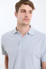 Remera verde con cuello polo y tapeta de dos botones. Corte clásico y mangas cortas.