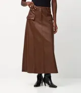 Pollera midi de corte evasé confeccionada en cuero sintético (PU), con cintura elástica, trabillas para cinturón y solapas decorativas en la parte delantera.