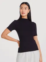 Blusa de punto acanalado en color negro, con cuello alto y mangas cortas, de corte ajustado al cuerpo.