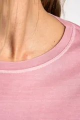 Remera color verde oliva de algodón peinado, corte oversize y mangas largas.