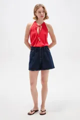 Short de jean azul oscuro con pinzas, tiro alto y diseño clásico.