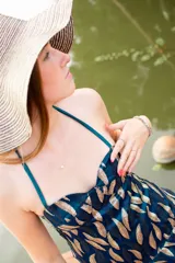 Vestido corto de tela satinada color plata, con diseño tipo corset en el top, breteles finos y falda con volados superpuestos.