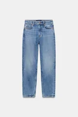 Jeans mom fit de tiro alto y diseño tobillero, confeccionados en denim de lavado medio con cinco bolsillos, trabillas para cinturón y cierre frontal con cremallera y botón metálico.
