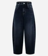 Pantalón de jean estilo barrel color azul oscuro, con cintura mediana, trabillas, bolsillos delanteros y posteriores, cierre tradicional y recorte transversal en el lateral.