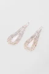 Par de caravanas plateadas con forma de lágrima alargada, cubiertas de strass.