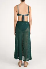 Falda larga de encaje color verde oscuro, de corte fluido y cintura elástica.