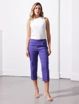 Pantalón capri de gabardina elastizada color beige, marca Zac & Reachel. Pretina ancha elastizada. Delantera y trasera con bolsillos simulados.