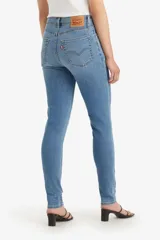 Pantalón de jean de tiro alto, corte skinny y color celeste claro.