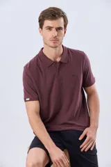 Remera polo de manga corta en color azul melange, con cuello camisero, cierre frontal de dos botones y pequeño bordado en el pecho.