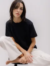 Remera negra de cuello redondo y manga corta, de corte relajado y diseño liso.