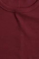 Remera entallada de punto de algodón, color bordó, con manga larga y cuello redondo.