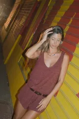 Short tiro bajo color marrón con lurex y cordones para ajustar.